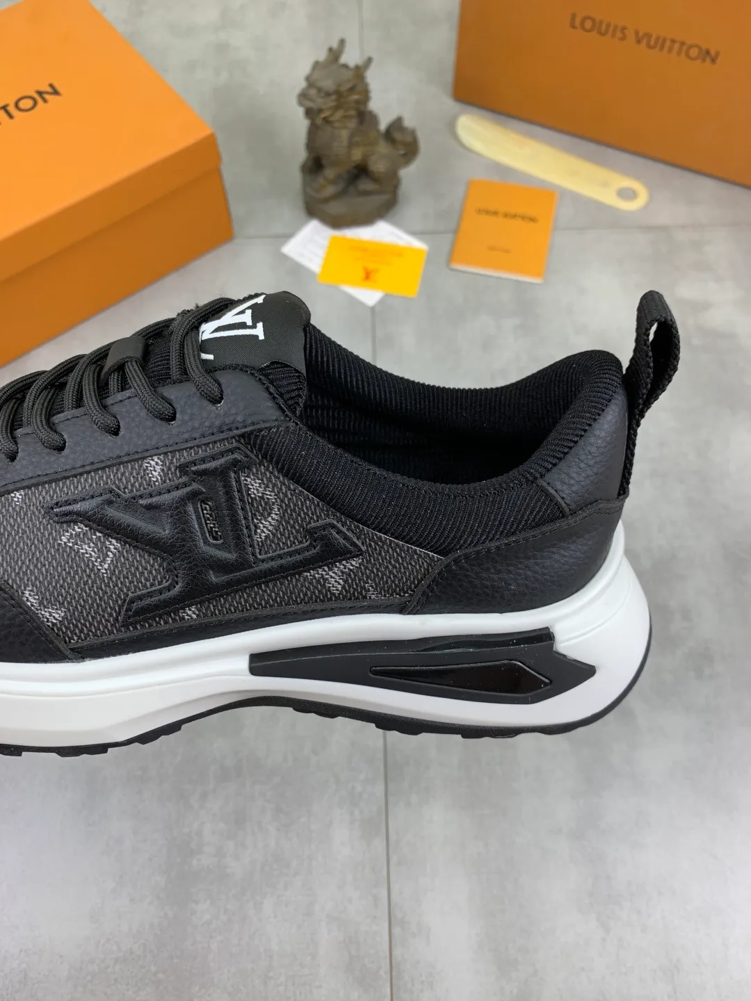 Men's shoes 💰P460 💰 [New model] 🆘 The latest model from LV official website 🎁 Casual and fashionable men's shoes 👟 Hot style 💥 Simple and elegant style, exclusive for trendy men. Unique latest brand elements from the official website 👑 Original decoration, fashionable and generous, the fabric is made of original calfskin ➕ Comfortable and breathable mesh lining ➕ Pigskin lining ✅The official website specifies wear-resistant casual outsole, the classic model is taken in real life🎬Color: 3️⃣colors available😍Number of codes: 38-44 (45 46 customized)